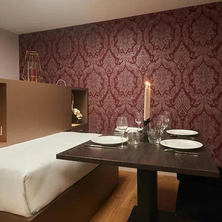 Le Petit Duquesne Hotel *