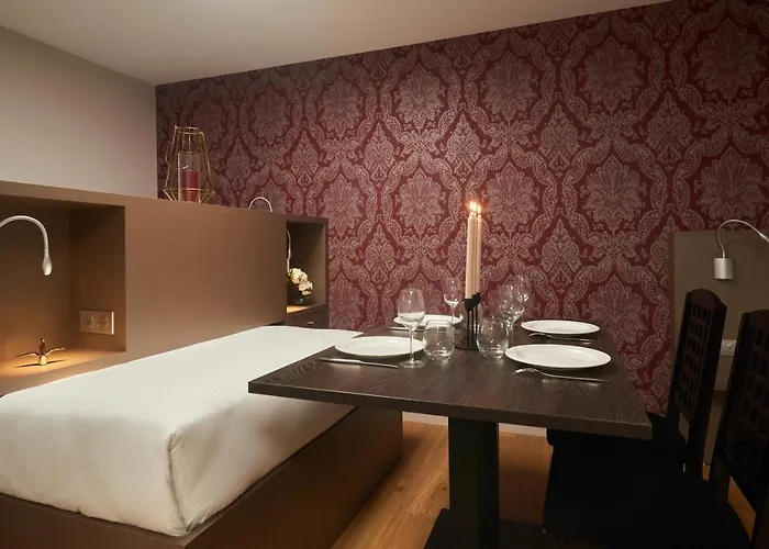 Le Petit Duquesne Hotel *