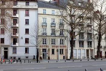 Le Petit Duquesne Hotel *